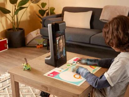 Amazon está trabajando en un proyector que convertiría cualquier superficie de tu hogar en una pantalla