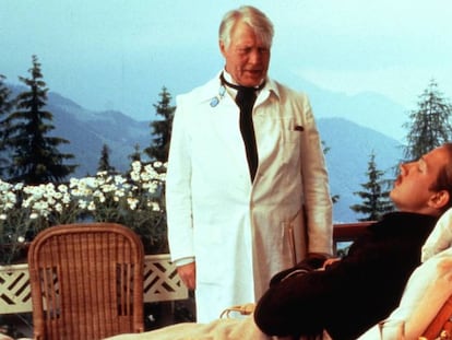 Fotograma de ‘La montaña mágica’ (1982), con Hans Christian Blech (de pie) y Christoph Eichhorn.