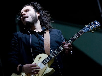 Lino Nava toca la guitarra en una presentación de La Lupita, en Guadalajara, en 2009.