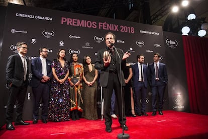 Daniel Giménez Cacho habla a nombre de los actores de la serie ‘Aquí en la tierra’ luego de recibir el premio en la categoría Ensamble Actoral de los Premios Fénix.