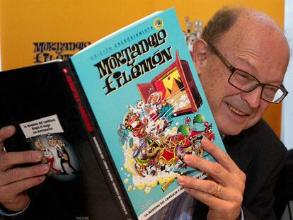 Francisco Ibáñez sostiene la primera entrega del nuevo coleccionable sobre sus personajes.