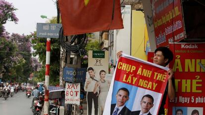 Um vietnamita, com um cartaz de Obama em Hanoi.