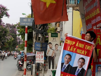 Um vietnamita, com um cartaz de Obama em Hanoi.