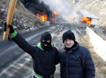 Dos serbios celebran el incendio del puesto fronterizo de Jarinje.