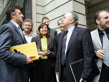 Joan Puigcercós (izquierda) saluda a Josep Lluís Carod en el exterior del Congreso de los Diputados.