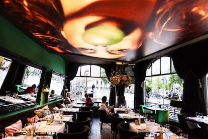 El comedor del restaurante RED en Ámsterdam (Holanda), ciudad donde se puede ver a partir del 18 de abril la exposición con 150 imágenes (53 de ellas ganadoras) del último Premio World Press Photo.