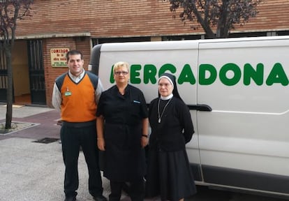 Representantes de Mercadona y del comedor social de Desamparadas, en Vitoria.