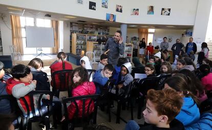 Jorge Drexler visita la escuela bilingüe Mano a Mano para niños judíos y árabes en Jerusalén.