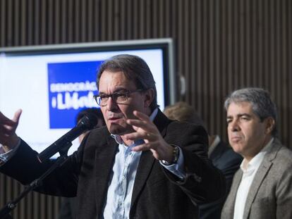 Artur Mas, ahir durant la presentació de la candidatura Democràcia i Llibertat. Darrere, el cap de llista, Francesc Homs.