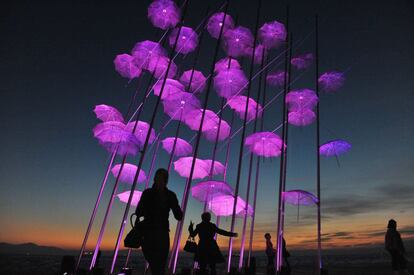 Escultura de paraguas iluminados en color rosa, que forma parte de una campaña para crear conciencia y promover la prevención y el tratamiento del cáncer de mama, en Salónica (Grecia).