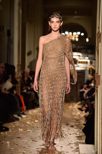 Valentino  : Runway &#8211; Paris Fashion Week &#8211; Haute Couture Spring Summer 2016