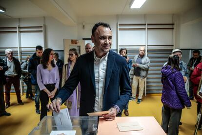 Roberto Sotomayor acude a votar acompañado por Ione Belarra y Lilith Verstrynge al Colegio Corazón de María.