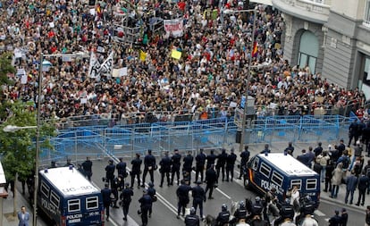 La policía vigila la manifestación convocada en Madrid bajo el lema 'Rodea el Congreso', el 25 de septiembre de 2012. 