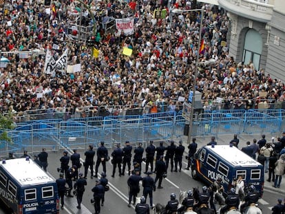 La policía vigila la manifestación convocada en Madrid bajo el lema 'Rodea el Congreso', el 25 de septiembre de 2012. 