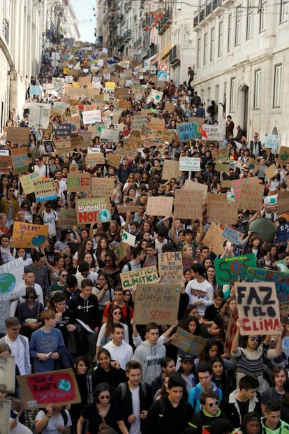 Se trata de un movimiento puesto en marcha en agosto de 2018 por la joven sueca Greta Thunberg, quien decidió manifestarse frente al Parlamento de su país antes de unos comicios legislativos para exigir acciones contra el cambio climático. En la imagen, vista general de una calle de Lisboa (Portugal) durante la marcha contra el cambio climático.
