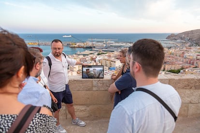 Imagen de una de las rutas guiadas en Almería por Lorens, visionando la película "Patton" en la Alcazaba de Almería, donde se rodó.