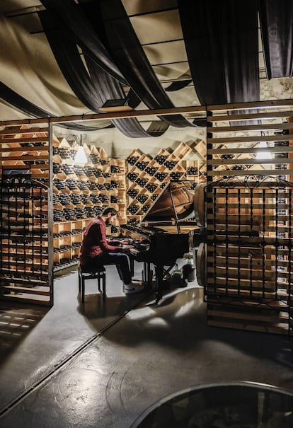 Capdevila, tocando el piano en la bodega.