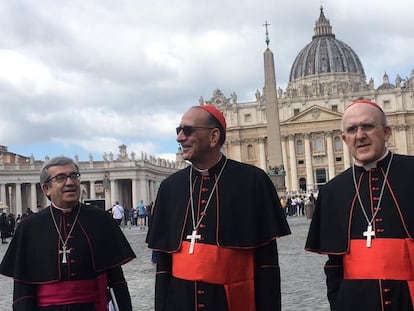 Juan José Omella y Carlos Osoro, presidente y vicepresidente de la CEE, y el portavoz Luis Argüello, en el Vaticano, en abril de 2022.