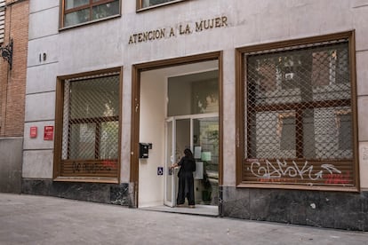 Anita, entrando al centro de Atención a la Mujer.