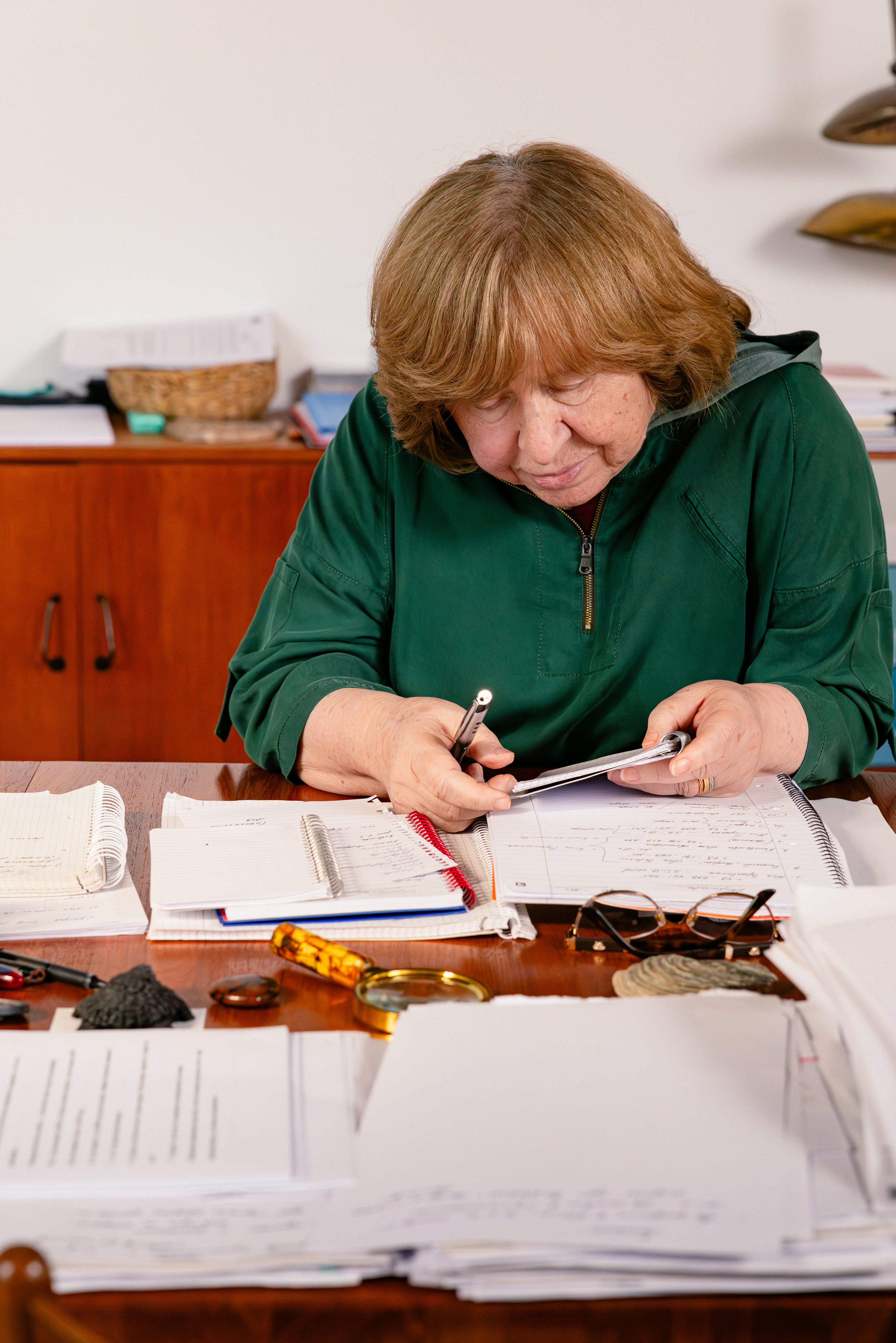 Svetlana Alexiévich, en la mesa en la que trabaja en su nuevo libro, en su casa en el exilio, en Berlín.
