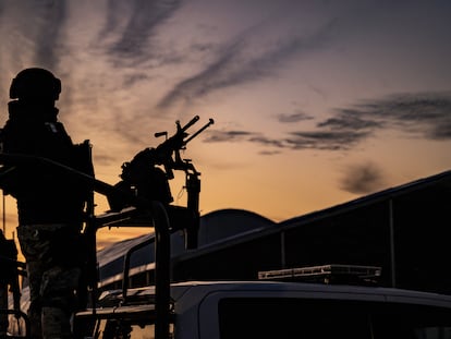 Elementos del ejército mexicano patrullan en Ciudad Juárez, Chihuahua, el 24 de enero de 2025.