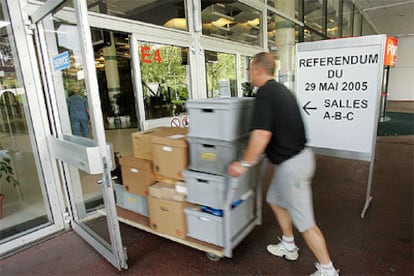 Un empleado del consulado de Francia en Ginebra transporta las urnas en las que deben votar los 25.000 franceses inscritos en esa ciudad suiza.