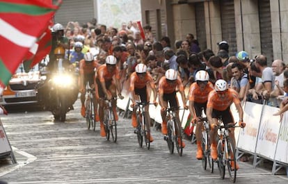 El equipo Euskaltel durante la primera etapa de la Vuelta 2012. 