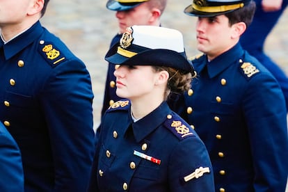 La princesa Leonor llega junto a sus compa?eros guardiamarinas al convento de Santo Domingo de Cdiz para asistir a la misa antes de la salida en procesin con la imagen de La Galeona hasta el muelle del puerto, previa a la partida del buque escuela de la Armada espa?ola Juan Sebastin de Elcano para iniciar la travesa del 97? crucero de instruccin.