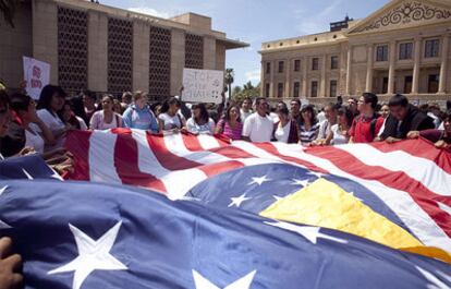 La sede del Legislativo de Arizona ha sido escenario de manifestación a favor y en contra (en la imagen) de la reforma.