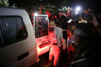 Uno de los prisioneros palestinos liberados este jueves por la tarde a su llegada a Jan Yunis (Gaza).