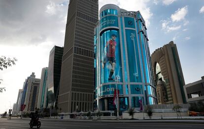Un edificio con la imagen gigante del jugador de la selección española Pedri en el centro de Doha, en Qatar.