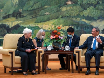 La secretaria del Tesoro de EE UU, Janet Yellen, y el primer ministro chino, Li Qiang, durante la reunión celebrada este viernes en Pekín.