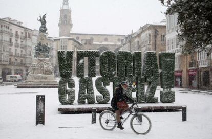 Imagen tomada hoy en Vitoria en el entorno del monumento 'Green Capital', recién inaugurado.