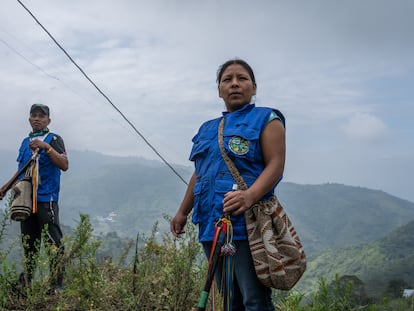 Miembros de la guardia indígena protegen a Milton Conda, un líder ambiental amenazado en el departamento del Valle del Cauca, en Colombia.