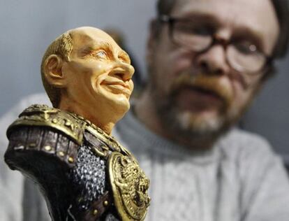 Un artesano ruso con una figura de Putin.