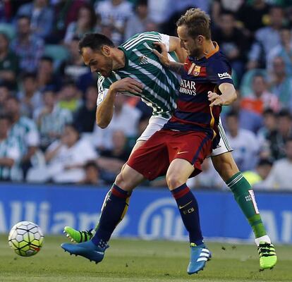 El migcampista Ivan Rakitic baralla una pilota amb l'alemany Westermann, del Betis.