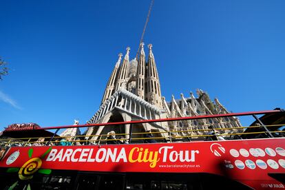 Un autobús turístico a su paso junto a la Sagrada Familia, en una imagen de archivo.