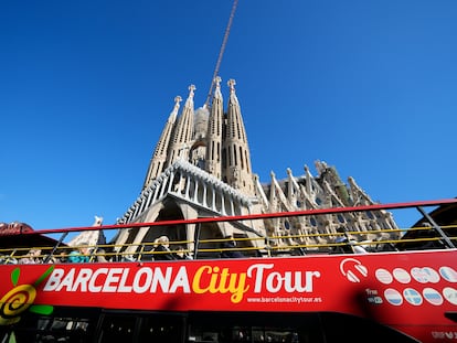 Un autobús turístico a su paso junto a la Sagrada Familia, en una imagen de archivo.