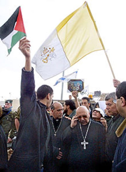 El patriarca latino de Jerusalén, Michel Sabah, habla por teléfono durante la marcha de ayer cerca de Belén.