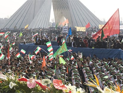 El presidente iraní, Mahmud Ahmanideyad, se dirige a los iraníes en el discurso del aniversario de la revolución.