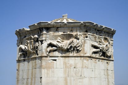 Con 2.000 años de historia, la Torre de los Vientos, también llamada reloj de Andrónico, tenía una doble función: medir el tiempo y conocer la dirección del viento. En el exterior, un reloj de sol medía el paso del tiempo, mientras que en su interior –reabierto de nuevo el público el año pasado después de décadas cerrado– una clepsidra (reloj de agua) permitía conocer la hora en días nublados y durante las noches. Una veleta colocada en el tejado y alineada con las paredes donde se representan los diferentes dioses del viento (en la foto), indicaba la dirección del mismo. Su altura (12 metros) hacía posible que los ciudadanos consultaran la hora desde casi cualquier parte de la Ágora.