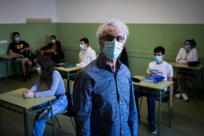 Xabier Mouriño, director del IES Rosalía de Castro, en Santiago de Compostela, explica a los alumnos las nuevas normas sanitarias en el centro, tras retomarse las clases presenciales para estudiantes de segundo curso de Bachillerato que están preparando la EBAU.