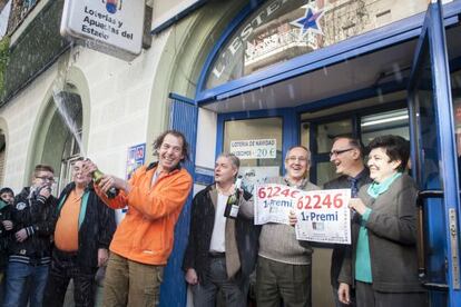 La administración de Lotería de la calle Pujades de Barcelona ha repartido una serie del Gordo de Navidad