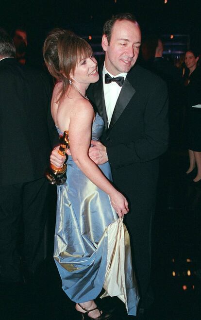 Kevin Spacey con su acompañante Dianne Dreyer, a la que dedicó el Oscar que ganó por 'American Beauty', en los premios de la Academia del año 2000.