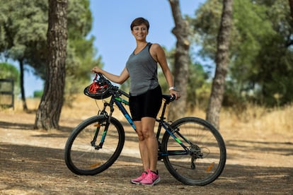 La ministra de Política Territorial y portavoz del Gobierno, Isabel Rodríguez, posa en la Casa de Campo con una bicicleta de montaña, el pasado 14 de julio.