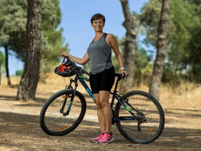 La ministra de Política Territorial y portavoz del Gobierno, Isabel Rodríguez, posa en la Casa de Campo con una bicicleta de montaña, el pasado 14 de julio.