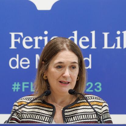 La consejera de Cultura, Turismo y Deporte, Marta Rivera de la Cruz, interviene durante la presentación de la 82ª Feria del Libro de Madrid, en el Salón de actos de la Biblioteca Pública Municipal Eugenio Trías, a 11 de mayo de 2023, en Madrid (España). La Feria del Libro se celebra anualmente con el fin de promover el libro, la lectura y la actividad de las empresas, entidades e instituciones que se dedican a la edición, distribución o venta al público de libros. Este año cuenta con 361 casetas que estarán abiertas al público del 26 de mayo al 12 de junio.
11 MAYO 2023;MADRID;82 FERIA DEL LIBRO DE MADRID
Eduardo Parra / Europa Press
(Foto de ARCHIVO)
11/5/2023