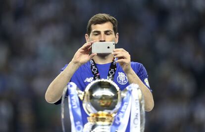 Iker Casillas hace una foto con su teléfono móvil al trofeo de la Liga Portuguesa después de que el Oporto ganara matemática la liga, dos jornadas antes, el 6 de mayo de 2018.