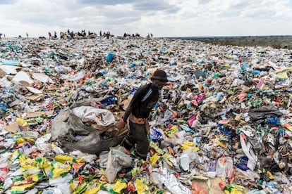 Homem seleciona lixo reciclável em um aterro na cidade de Bulawayo, segunda maior cidade do Zimbábue.