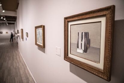 Los bodegones de Morandi se combinan con fotografías, esculturas y pinturas de otros artistas que han sabido establecer con su práctica artística un fecundo diálogo con el maestro boloñés. Artista entre artistas, Morandi es reconocido internacionalmente como una de las figuras clave en el desarrollo del arte contemporáneo.
